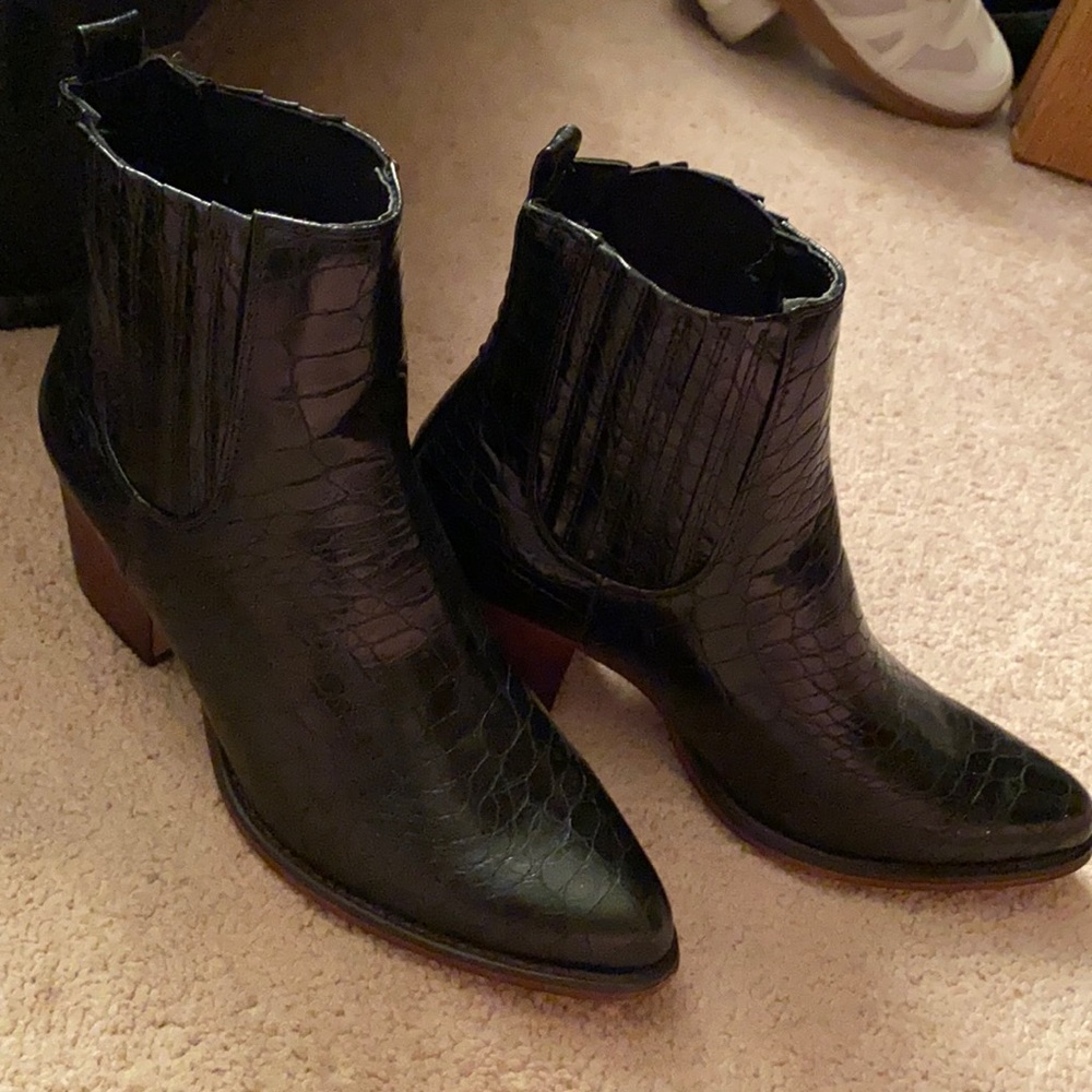 Black cow girl boots snake skin